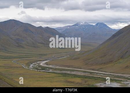 Dalton Highway et pipeline Trans-Alaska, Brooks Range, Alaska, USA Banque D'Images