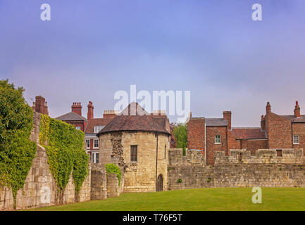 L'ancienne tour ronde situé dans les murs de la ville de New York. Les maisons sont de l'autre côté et il y a un ciel nuageux au-dessus. Banque D'Images