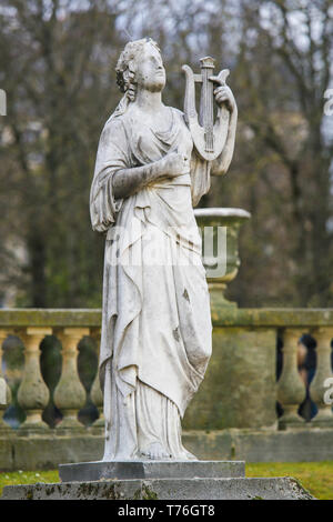 Statue de Calliope, dans la mythologie grecque la muse qui préside à l'éloquence et la poésie épique, tenant une lyre dans le Jardin du Luxembourg, Paris, France Banque D'Images