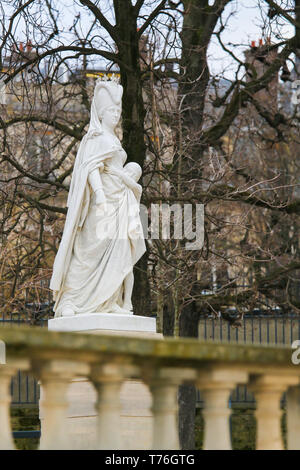 Statue de Marguerite d'Anjou, reine d'Angleterre par le mariage du Roi Henry VI au 15ème siècle, dans le Jardin du Luxembourg, Paris, France Banque D'Images