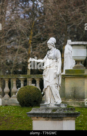 Statue de Minerve, la déesse romaine de la sagesse et de la guerre stratégique, dans le Jardin du Luxembourg, Paris, France Banque D'Images