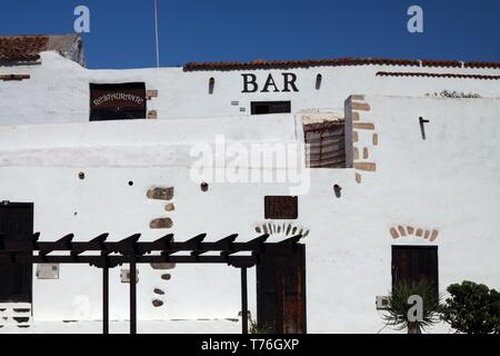 Façade typique de bar blanc dans petit village sur une colline, Corralejo, Fuerteventura Banque D'Images