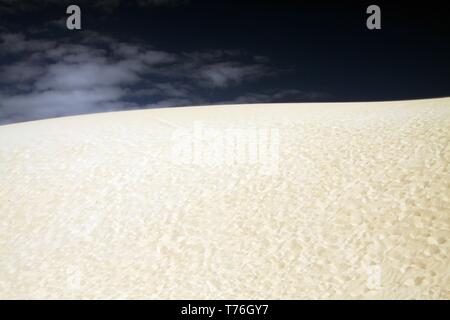 Blanc brillant lumineux de bord contrasté des dunes de sable contre ciel bleu profond, Corralejo, Fuerteventura, Îles Canaries Banque D'Images