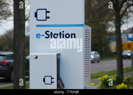 VIERSEN, ALLEMAGNE - le 27 mars. 2019 : station de charge pour voitures électriques entouré de tulipes jaune Banque D'Images