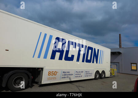VIERSEN, ALLEMAGNE - le 27 mars. 2019 : voir sur camion remorque avec logo bleu d'action, une organisation internationale non-alimentaire discounter Banque D'Images