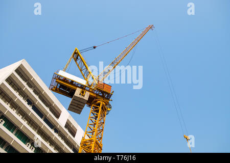 Jaune de la grue de l'industrie lourde et de la construction on blue sky Banque D'Images