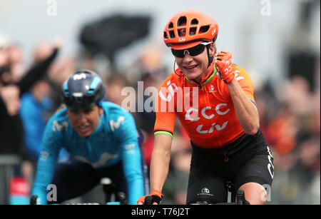 CCC-Liv's Marianne Vos franchit la ligne d'arrivée pour gagner la deuxième étape du Tour de la femme 2019 le Yorkshire. Banque D'Images