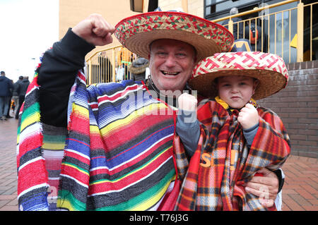 Wolverhampton Wanderers fans arrivent à l'avant la Premier League match à Molineux, Wolverhampton. Banque D'Images