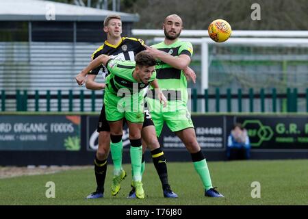 Liam Shephard et Farrend Rawson pour Forest Green Rovers FC, et Jon Stead, capitaine de Notts County FC, à la nouvelle pelouse sol, Nailsworth. (Sky Bet Banque D'Images