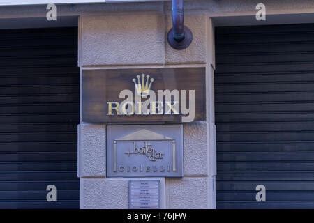 Alba Cuneo, Italie / 03-11-2019 : Rolex boutique dans la Via Maestra' la rue principale dédiée au shopping dans la ville d'Alba en Italie. Banque D'Images