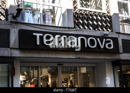 Alba Cuneo, Italie / 03-11-2019 : Terranova boutique dans la Via Maestra' la rue principale dédiée au shopping dans la ville d'Alba en Italie. Banque D'Images