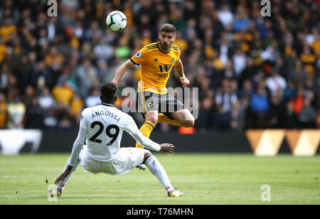 Wolverhampton Wanderers' Ruben Neves (à droite) et l'Andre-Frank Zambo Anguissa Fulham (à gauche) et au cours de la Premier League match à Molineux, Wolverhampton. Banque D'Images