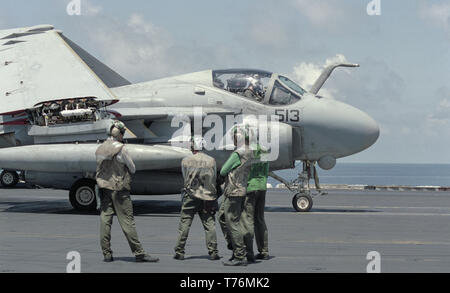 1er novembre 1993 opération Continuer espoir. Un INTRUDER A-6E se prépare pour le décollage sur le pont de vol du porte-avions USS Abraham Lincoln de la marine américaine dans l'océan Indien, à 50 miles de Mogadiscio, Somalie. Banque D'Images