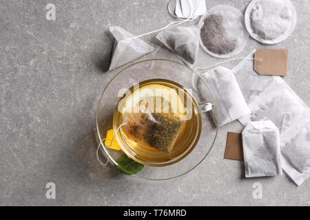 La préparation du thé chaud dans la tasse en verre sur la table Banque D'Images