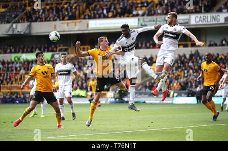 Ryan Bennett des Wolverhampton Wanderers (à gauche) bataille pour la balle avec Fulham est Andre-Frank Zambo Anguissa et Calum Chambers (à droite) au cours de la Premier League match à Molineux, Wolverhampton. Banque D'Images