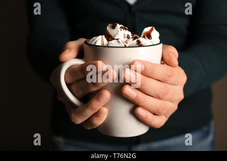 Woman holding tasse de chocolat chaud avec des guimauves, gros plan Banque D'Images