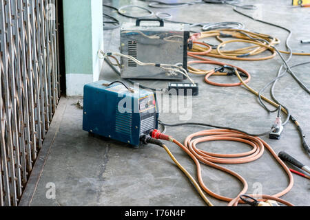 Soudeur meuleuse avec transformateur et chaotique du fil électrique Banque D'Images