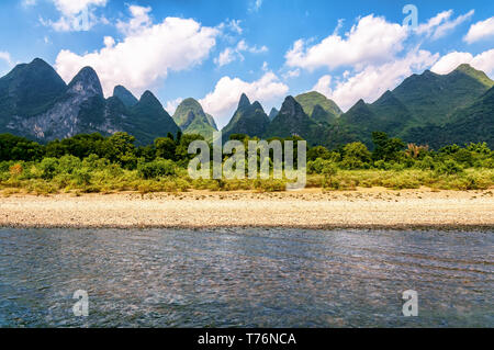 Montagnes karstiques le long de la rivière Li. Le long des 100 kilomètres de la rivière Li, des pics de montagne s'élever dans le ciel. Banque D'Images