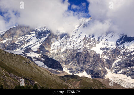 Plus de 4000m de haut sommet de montagne enneigées entouré par des nuages blancs dans les Alpes Pennines au Val d'Anniviers dans le canton du Valais, Suisse Banque D'Images