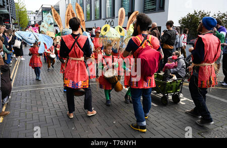 Brighton UK 4 mai 2019 - L'école Waldorf prend part à l'Assemblée Brighton Festival Children's Parade dans la ville qui a le thème "Les contes du monde entier". Organisé par le même ciel arts group le défilé débute traditionnellement la semaine 3 arts festival avec cette ans directeur d'être le chanteur auteur-compositeur Rokia Traore . Crédit photo : Simon Dack / Alamy Live News Banque D'Images