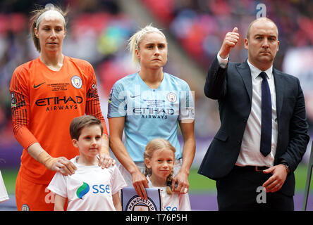 Les femmes de Manchester City manager Nick avec le capitaine Cushing Steph Houghton (centre) avant le Finale de la FA Cup au stade de Wembley, Londres. Banque D'Images