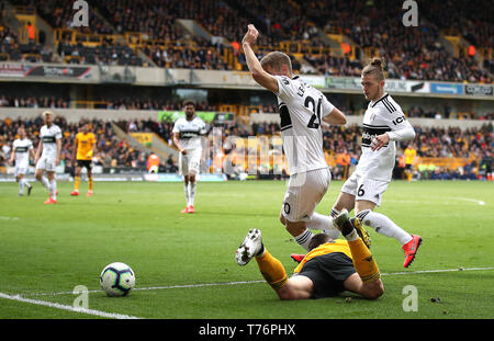 Wolverhampton Wanderers' Diogo Jota bataille pour le bal avec Fulham's Maxime Le Marchand et Harvey Elliott (à droite) au cours de la Premier League match à Molineux, Wolverhampton. Banque D'Images