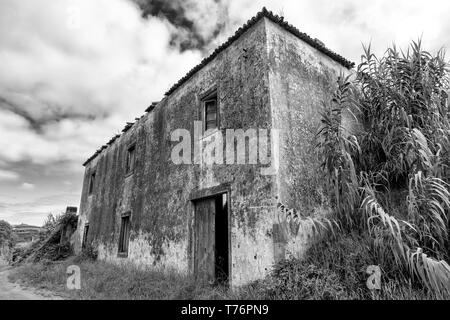 Vue en noir et blanc d'une grange abandonnée dans l'île de São Miguel sur Ginetes dans les Açores. Banque D'Images