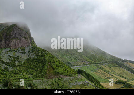 Une route sous Rocha dos Bordoes sur l'île de Flores aux Açores. Banque D'Images