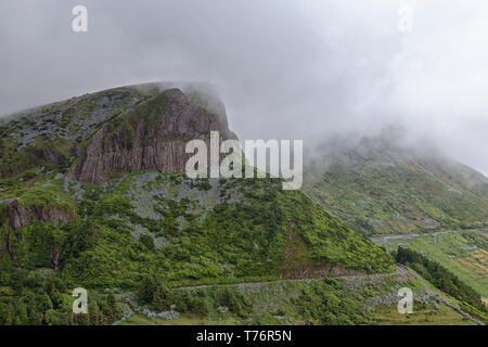 Vue spectaculaire de la Rocha dos Bordoes formation sur l'île de Flores aux Açores. Banque D'Images