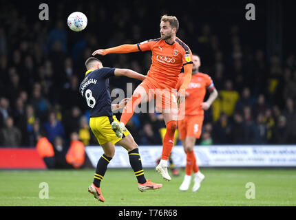 Oxford United's Cameron Brannagan (à gauche) et de Luton Town's Andrew Shinnie pendant le ciel en Ligue 1 pari match à Kenilworth Road, Luton. Banque D'Images