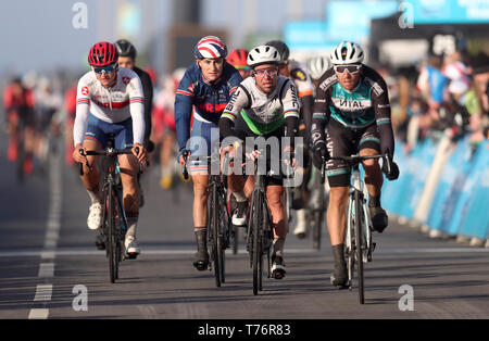 L'équipe de Dimension Data Mark Cavendish traverse la ligne lors de la phase 3 du Tour de Yorkshire. Banque D'Images