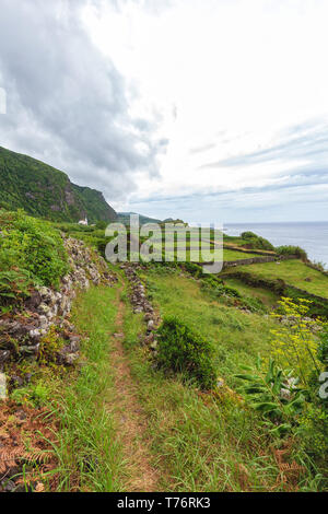 Un sentier de randonnée sur un doux jour près de Ponta da Faja village sur l'île de Flores aux Açores. Banque D'Images