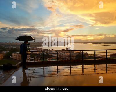 Le photographe prend un paysage à la confluence de l'Oka et de la Volga dans la ville russe de Nijni Novgorod Banque D'Images