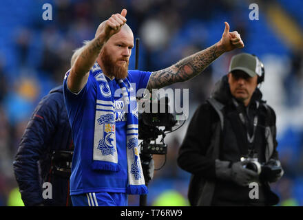 La ville de Cardiff Aron Gunnarsson promenades autour du terrain après son dernier match à domicile de son club après la Premier League match à Cardiff City Stadium. Banque D'Images