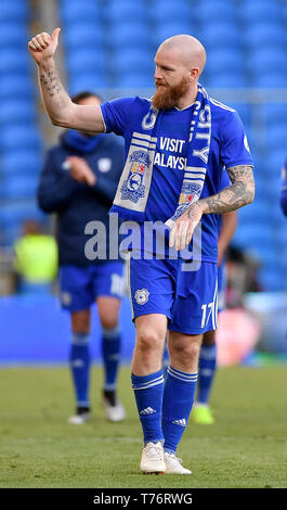 La ville de Cardiff Aron Gunnarsson promenades autour du terrain après son dernier match à domicile de son club après la Premier League match à Cardiff City Stadium. Banque D'Images