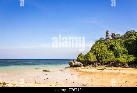 Temple Pura traditionnels sur une falaise à plage de Geger sur l'île de Bali, Indonésie Banque D'Images