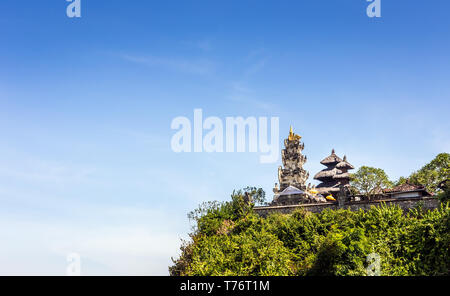 Temple Pura traditionnels sur une falaise à plage de Geger sur l'île de Bali, Indonésie Banque D'Images