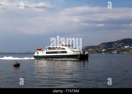 Catamaran à passagers à grande vitesse à Admiralen Byfjorden, arrivant à l'entrée du port de Bergen, Norvège Banque D'Images