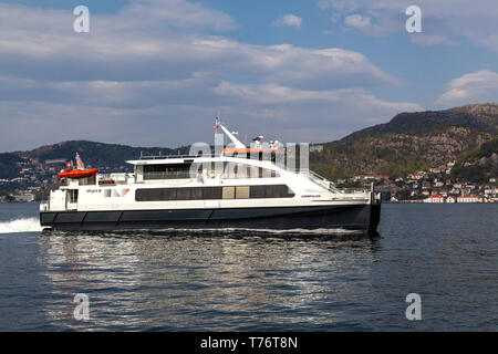 Catamaran à passagers à grande vitesse à Admiralen Byfjorden, arrivant à l'entrée du port de Bergen, Norvège Banque D'Images