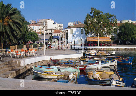 Le port intérieur (lac Voulismeni) à Aghios Nikolaos, Crète, Grèce. Vers 1980 Banque D'Images