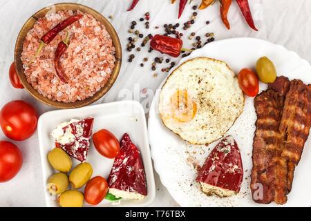 Oeufs au plat et bacon grillé sur la table de cuisine. Petit déjeuner sain. Protéine pour les athlètes. Banque D'Images