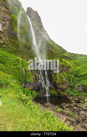 Très jolie vue sur la Cascata do Poco Bacalhau cascade sur l'île de Flores. Banque D'Images