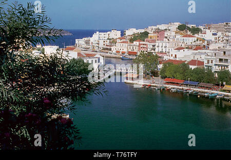 Le port intérieur (lac Voulismeni) à Aghios Nikolaos, Crète, Grèce. Vers 1980 Banque D'Images