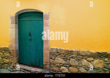 Porte en bois vert sur le mur jaune d'un vieux bâtiment colonial sur la rue Jaen, La Paz, Bolivie Banque D'Images