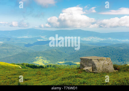 Paysage avec pré herbeux avec rochers géants sur la pente d'une colline dans les montagnes des Carpates ridge sur une belle journée ensoleillée Banque D'Images