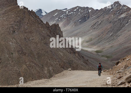 Bike rider unique en haute montagne l'arrondissement courbe et de descendre de la montagne pour le Cachemire, Inde sur une journée ensoleillée Banque D'Images