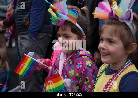 Enfants à la célébration de la fierté gaie à Northampton, Massachusetts. Banque D'Images