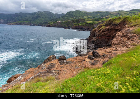 Falaises côtières près de Ponta Delgada sur l'île de Flores aux Açores. Banque D'Images