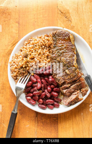 Pavé de boeuf braisé au vin rouge avec des haricots et l'orge Banque D'Images