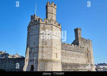 Le Château de Caernarfon dans le Nord du Pays de Galles lors d'une journée ensoleillée Banque D'Images